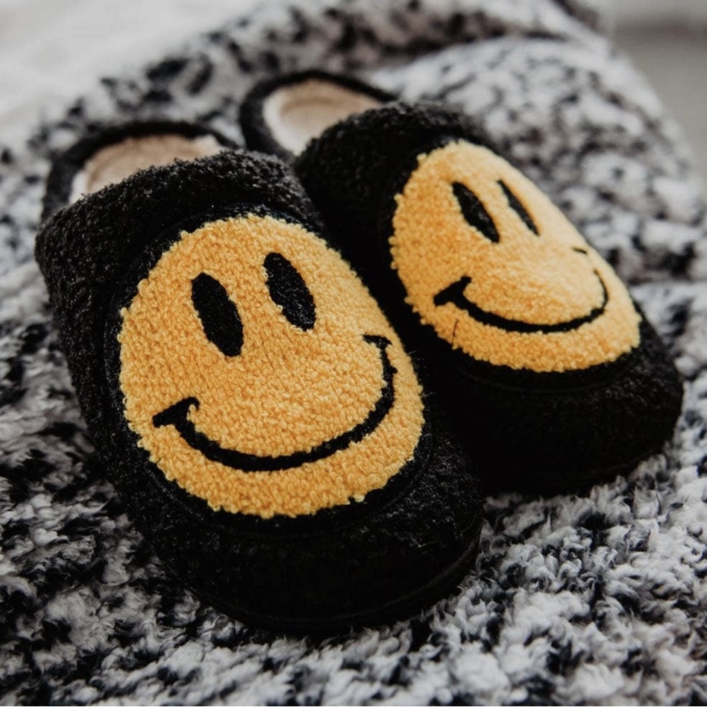 BNWT Happy Face Sherpa Slippers